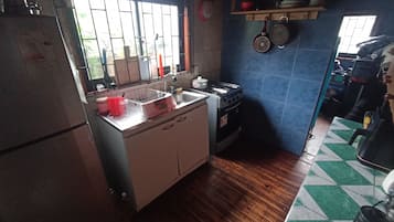 Kylskåp, ugn, spishäll och grytor/köksredskap