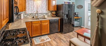 Speedway Pit Stop Bungalow in the heart of Speedway.  Walk to IMS, & Restaurants
