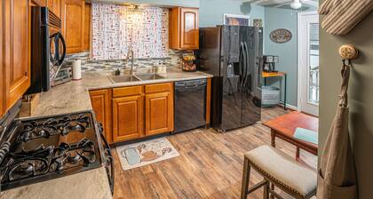 Speedway Pit Stop Bungalow in the heart of Speedway. Walk to IMS, & Restaurants