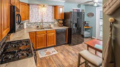 Speedway Pit Stop Bungalow in the heart of Speedway.  Walk to IMS, & Restaurants