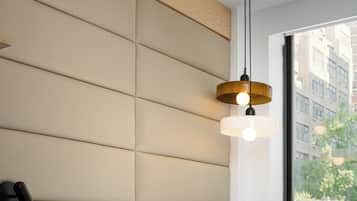 Midtown Serenity King Room | Dundyner, safe på rommet, individuelt dekorert og individuelt innredet