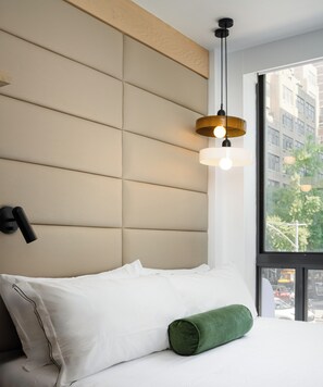 Midtown Serenity King Room | 羽绒被、客房内保险箱、特色装修、特色家居