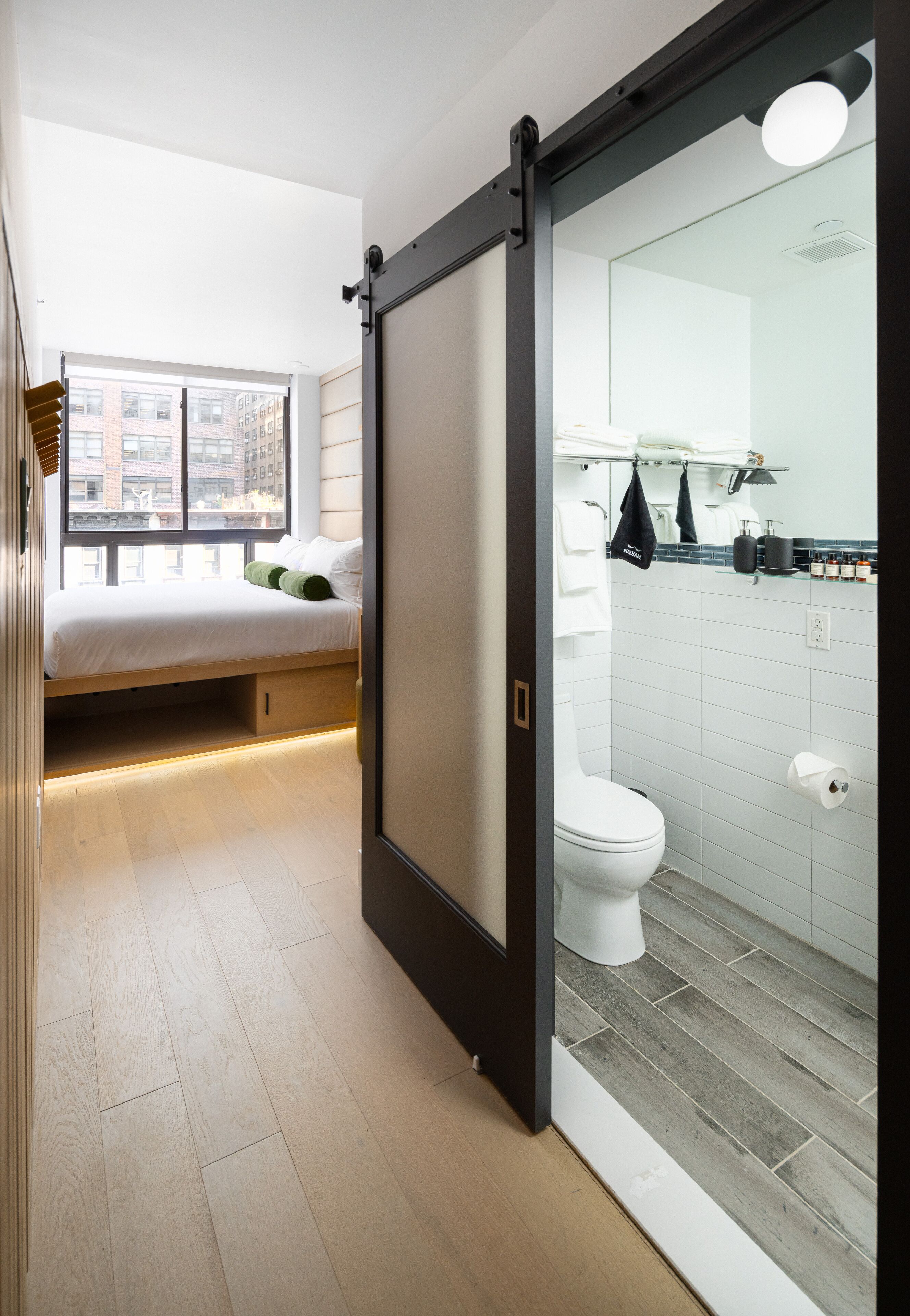 Amenidades de baño gratuitas, secadora de cabello, toallas, jabón 