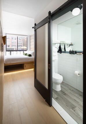 Articles de toilette (gratuits), séchoir à cheveux, serviettes fournies