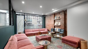 Una sala de estar moderna con un sofá modular, una mesita de centro y un mueble para televisión.