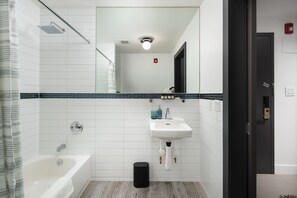 Articles de toilette gratuits, sèche-cheveux, serviettes fournies, savon