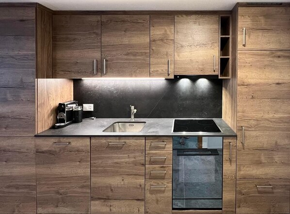 Fridge, stovetop, dishwasher, coffee/tea maker