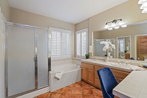 Hair dryer, towels - Large 5 Bedroom Home - Family Getaway w/ Pool (Turlock)