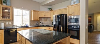 Large 5 Bedroom Home - Family Getaway w/ Pool