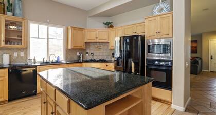 Large 5 Bedroom Home - Family Getaway w/ Pool