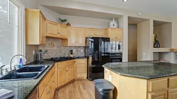 Een koelkast, een microgolfoven, een oven, een kookplaat