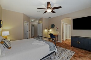 5 bedrooms, iron/ironing board, travel crib, WiFi - Large 5 Bedroom Home - Family Getaway w/ Pool (Turlock)