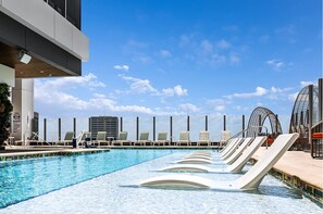 Una piscina al aire libre