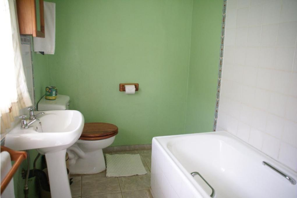 A bathroom with a sink, toilet, and bathtub.