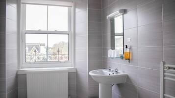 Familien-Dreibettzimmer | Badezimmer
