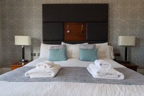 Tabla de planchar con plancha, wifi gratis y ropa de cama 