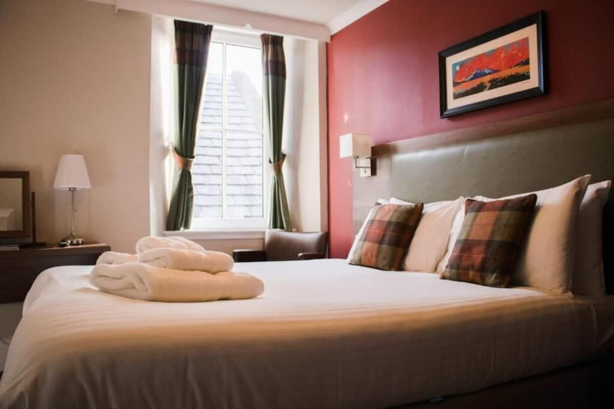 Habitación económica doble | 1 dormitorio, tabla de planchar con plancha, wifi gratis y ropa de cama