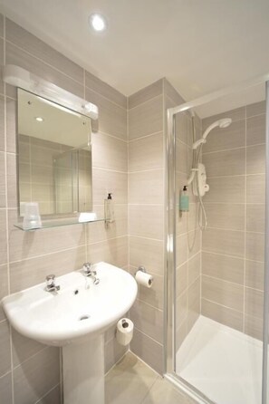 Classic Double Room | Bathroom | Hair dryer, towels - The Portree Hotel  (Portree)