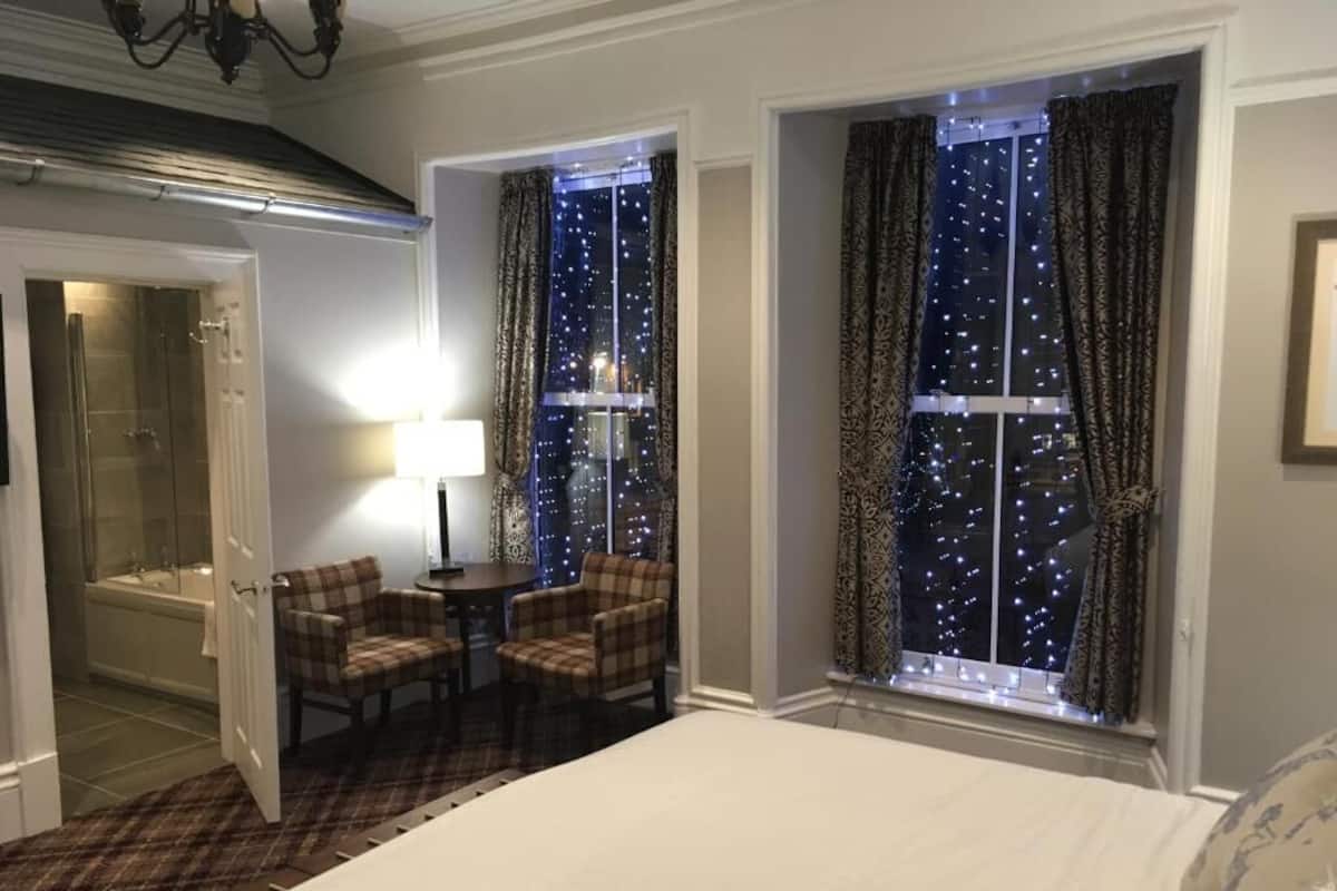 Habitación Deluxe | 1 dormitorio, tabla de planchar con plancha, wifi gratis y ropa de cama