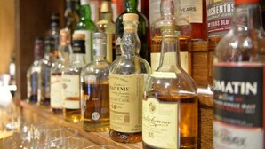 Eine Bar mit verschiedenen Spirituosen, darunter der Balvenie und der Glenfiddich Whisky.