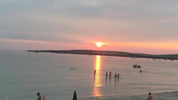 Di pantai, pasir putih