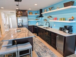 冷蔵庫、電子レンジ、オーブン、コンロ