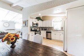 Kylskåp, mikrovågsugn, ugn och spishäll