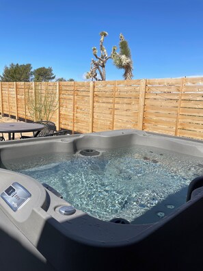 Outdoor spa tub - Serenity Now / Spa+Outdoor Shower+Hammocks+RV h/up (Landers)