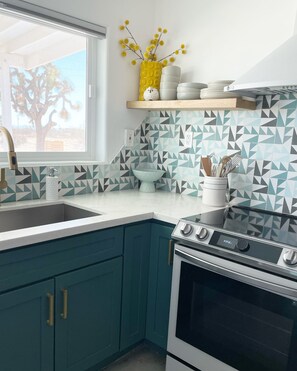 Fridge, microwave, oven, stovetop - Serenity Now / Spa+Outdoor Shower+Hammocks+RV h/up (Landers)