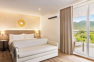 Caja de seguridad en la habitación y espacio para trabajar con laptop 