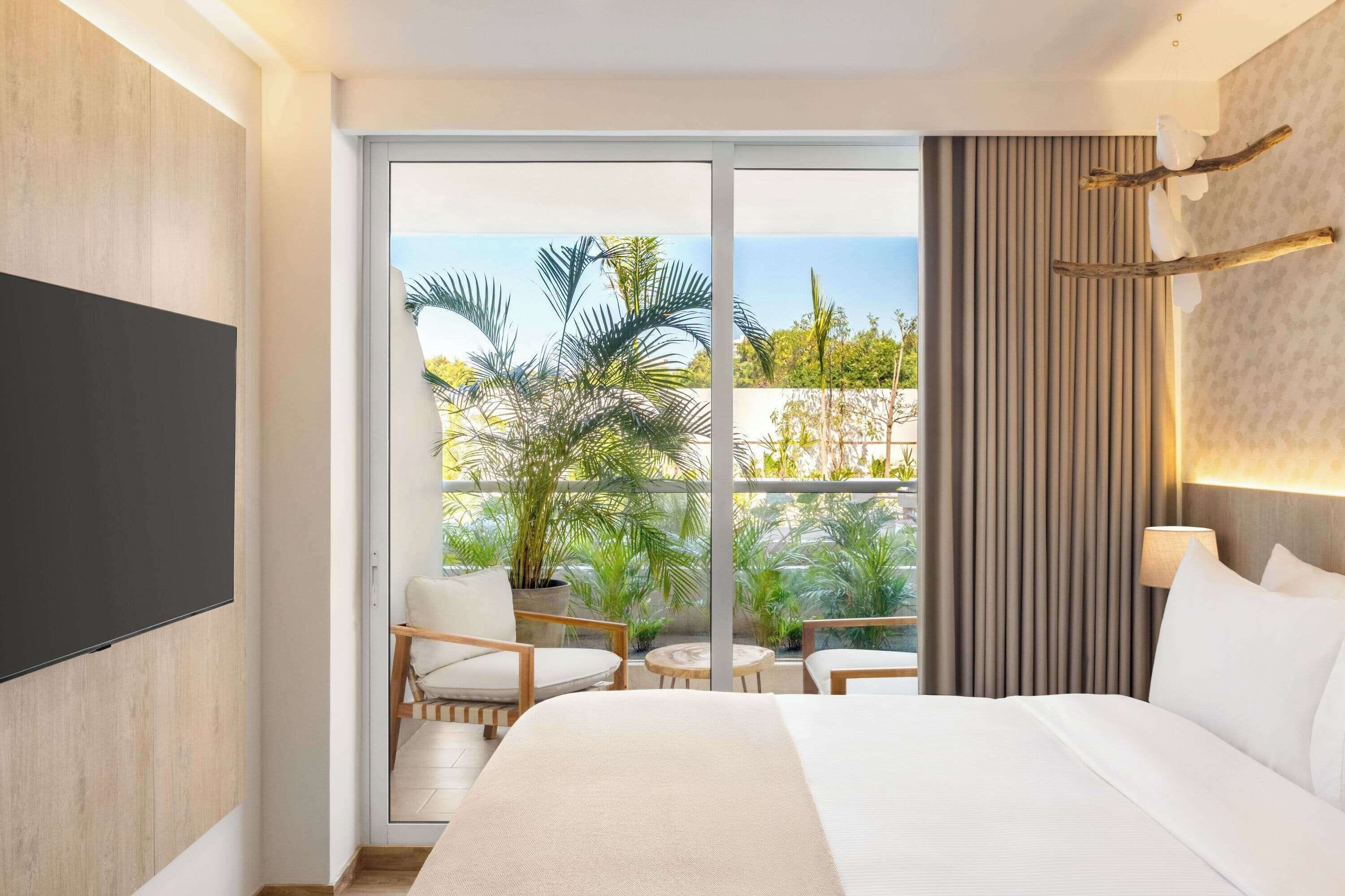 economy studio, 1 king bed, kitchen | in-room safe, laptop workspace, soundproofing, free wifi