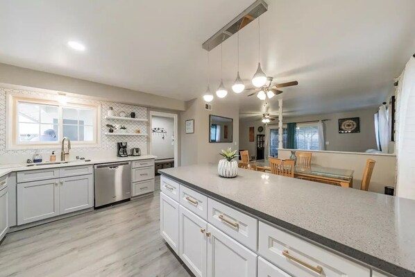 Interior - Charming pet friendly family getaway Santa Clarita (Santa Clarita)