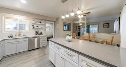 Charming pet friendly family getaway Santa Clarita