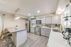 Fridge, microwave, oven, stovetop - Charming pet friendly family getaway Santa Clarita (Santa Clarita)