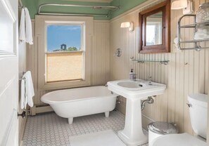 Hair dryer, towels, soap, toilet paper - Historic Munjoy Hill Retreat-Rooftop Water Views! (Portland)