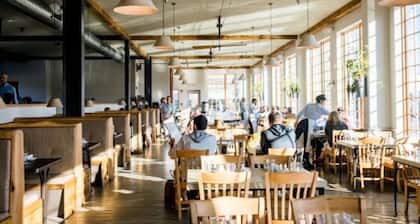 Charming West End Hideaway. Private Parking