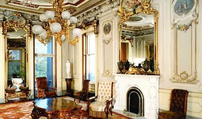 Charming West End Hideaway. Private Parking