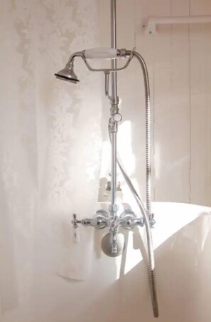 Hair dryer, towels, soap, shampoo - Charming West End Hideaway. Private Parking (Portland)