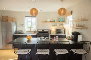 Jääkaappi, mikroaaltouuni, uuni, liesi