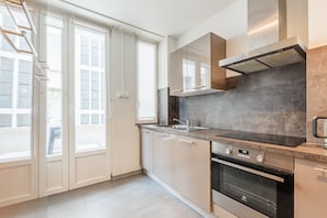 Kühlschrank, Mikrowelle, Ofen, Geschirrspüler