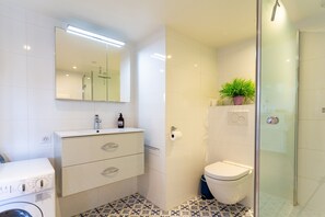 Kostenlose Toilettenartikel, Haartrockner, Handtücher