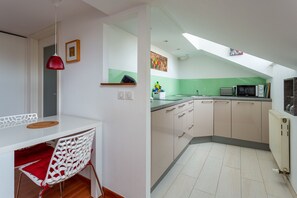 Fridge, microwave, dishwasher, coffee/tea maker