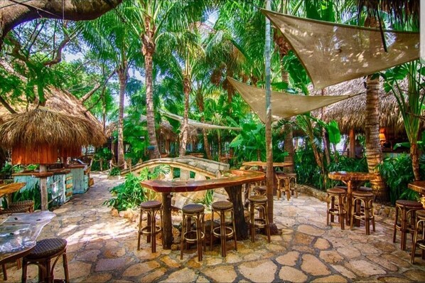 Outdoor dining - Jupiter Palms Oasis | Luxe Pool/Spa Table Tennis! (Jupiter)