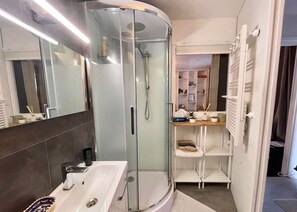 Hair dryer, towels - L'Abreuvoir · Mignon petit studio au coeur de la Krutenau (Strasbourg)