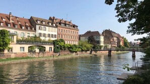 Un canale fiancheggiato da edifici e un ponte che lo sovrasta.
