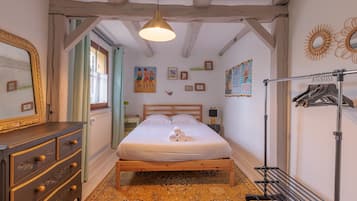 4 bedrooms, iron/ironing board, free WiFi, bed sheets