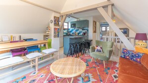 Un acogedor espacio tipo loft con cocina, una mesa de comedor y una zona de estar cómoda.