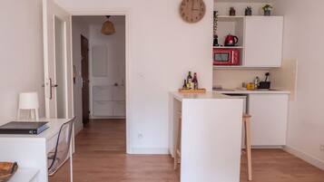 Fridge, microwave, coffee/tea maker, cookware/dishes/utensils