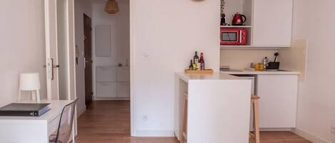 Fridge, microwave, coffee/tea maker, cookware/dishes/utensils