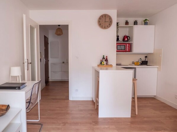 Geladeira, micro-ondas, cafeteira/chaleira